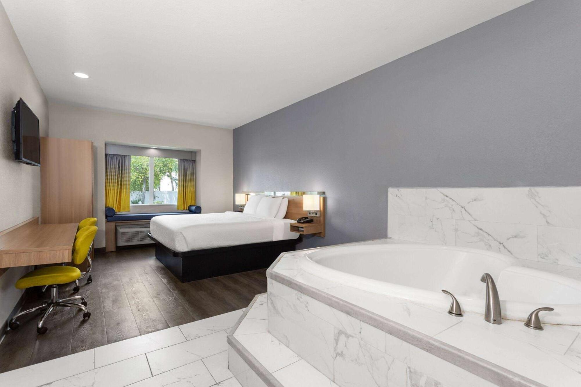 Microtel Inn & Suites By Wyndham פנמה סיטי מראה חיצוני תמונה